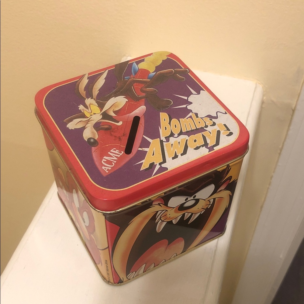 Warner Bros. Looney Tunes Character Tin - Red, Yellow, Black - Picture 2 of 3